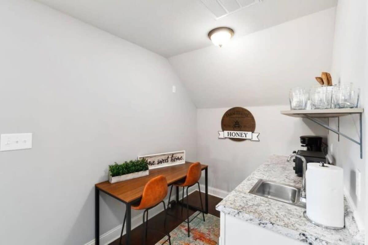 The Campbell Carriage House Apartment คลาร์กส์วิลล์ ภายนอก รูปภาพ